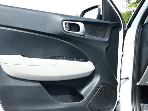 Used 2025 Hyundai Venue SEL FWD image 25