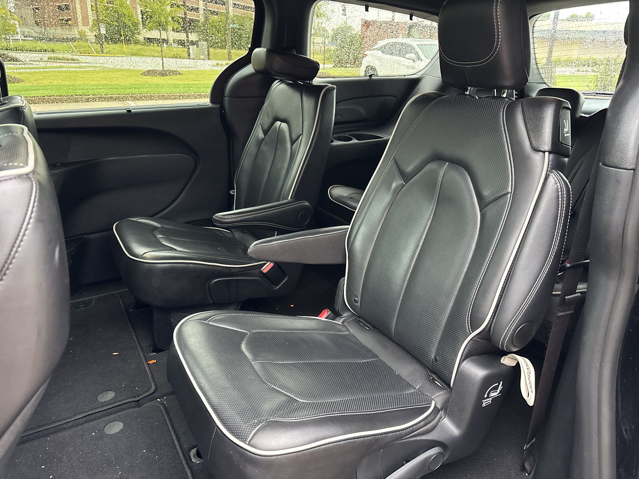 Used 2025 Chrysler Pacifica Limited FWD image 13