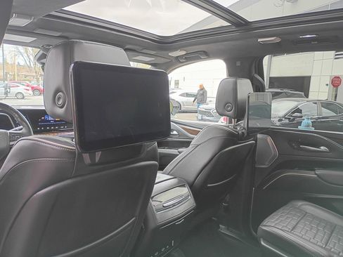 Used 2023 Cadillac Escalade ESV Sport Platinum image 18