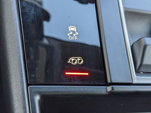 Used 2023 Porsche Macan Turbo image 28