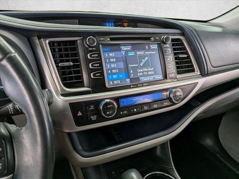 Used 2018 Toyota Highlander XLE w/ Carpet Mat Package (TMS) FWD image 13