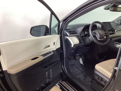 Used 2024 Toyota Sienna Limited AWD/4WD image 9