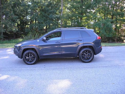 Used 2018 Jeep Cherokee Trailhawk w/ Comfort/Convenience Group image 11