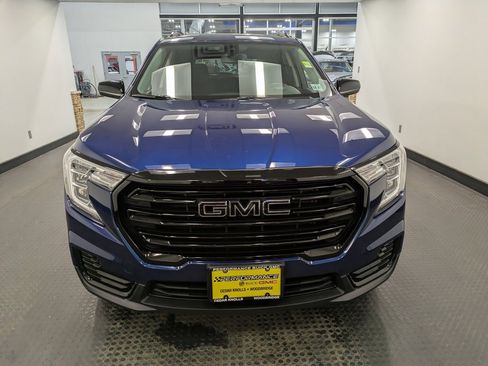 Used 2023 GMC Terrain SLE w/ Driver Convenience Package image 2
