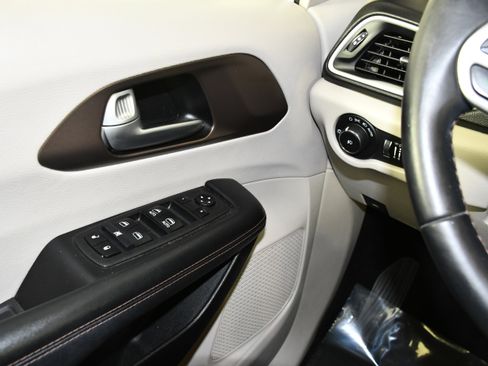 Used 2018 Chrysler Pacifica Touring-L w/ Advanced Safetytec Group FWD image 32