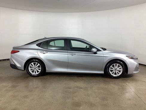 Used 2025 Toyota Camry LE FWD image 4