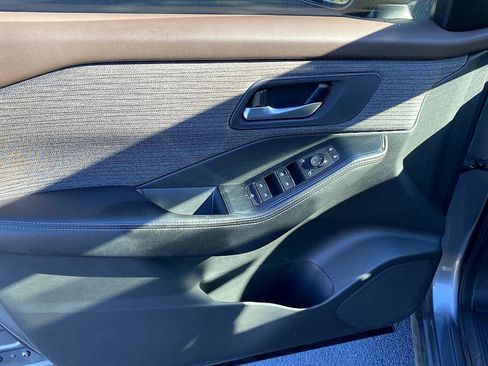 Used 2023 Nissan Rogue SV image 9