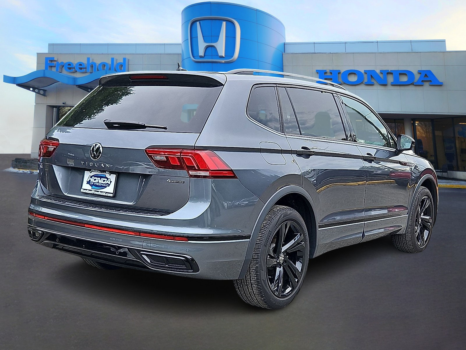 Used 2024 Volkswagen Tiguan SE R-Line AWD/4WD image 7