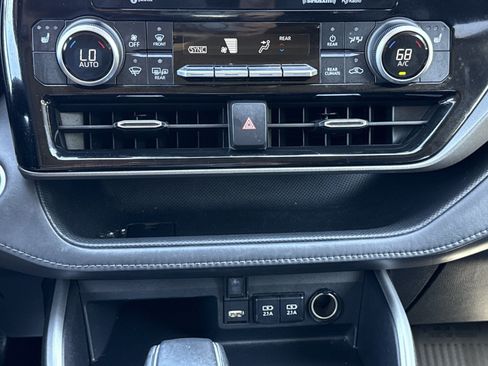 Used 2021 Toyota Highlander XLE FWD image 28