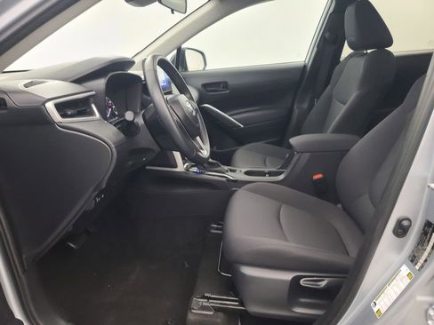 Used 2025 Toyota Corolla Cross LE image 24