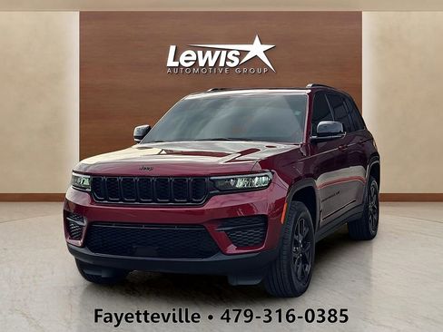 Used 2025 Jeep Grand Cherokee Altitude image 1