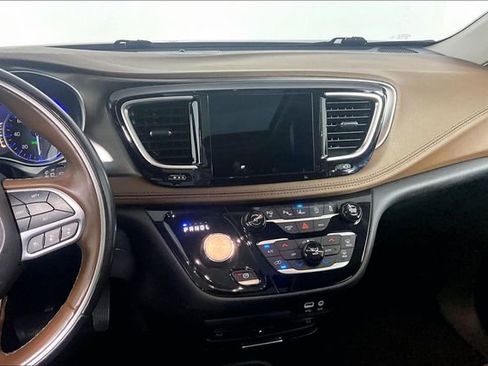 Used 2017 Chrysler Pacifica Limited w/ UConnect Theater Package FWD image 6