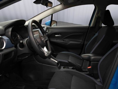 Used 2023 Nissan Versa SV image 2