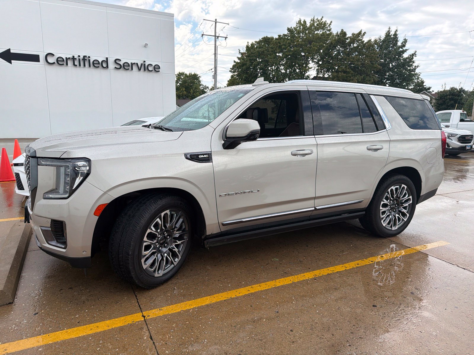 Used 2023 GMC Yukon Denali Ultimate AWD/4WD image 1