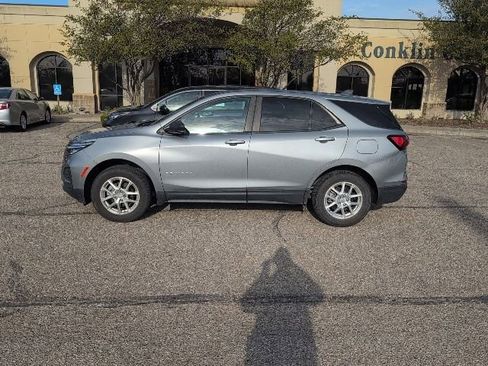 Used 2023 Chevrolet Equinox LS w/ LS Convenience Package image 2