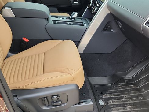 New 2026 Land Rover Discovery Limited Edition AWD/4WD image 25