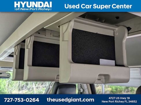 Used 2014 Chrysler Town & Country Touring FWD image 17