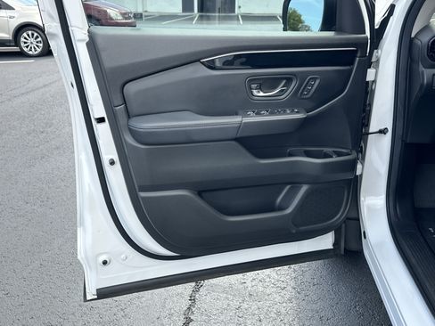 Used 2025 Honda Pilot EX-L image 10