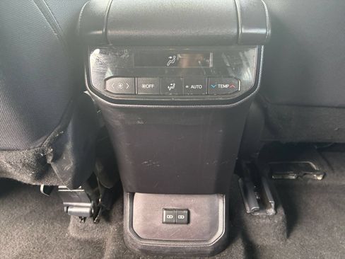 Used 2025 Toyota Highlander LE FWD image 16