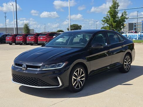 Used 2025 Volkswagen Jetta SE FWD image 9