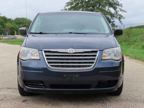 Used 2009 Chrysler Town & Country LX FWD image 4