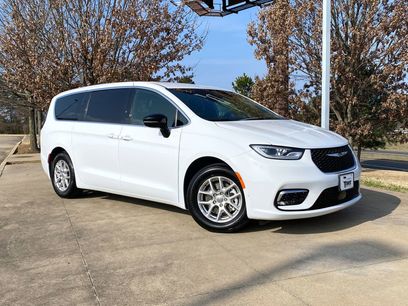 Used 2025 Chrysler Pacifica Select