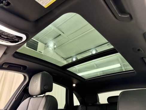 Certified 2025 Porsche Macan image 36