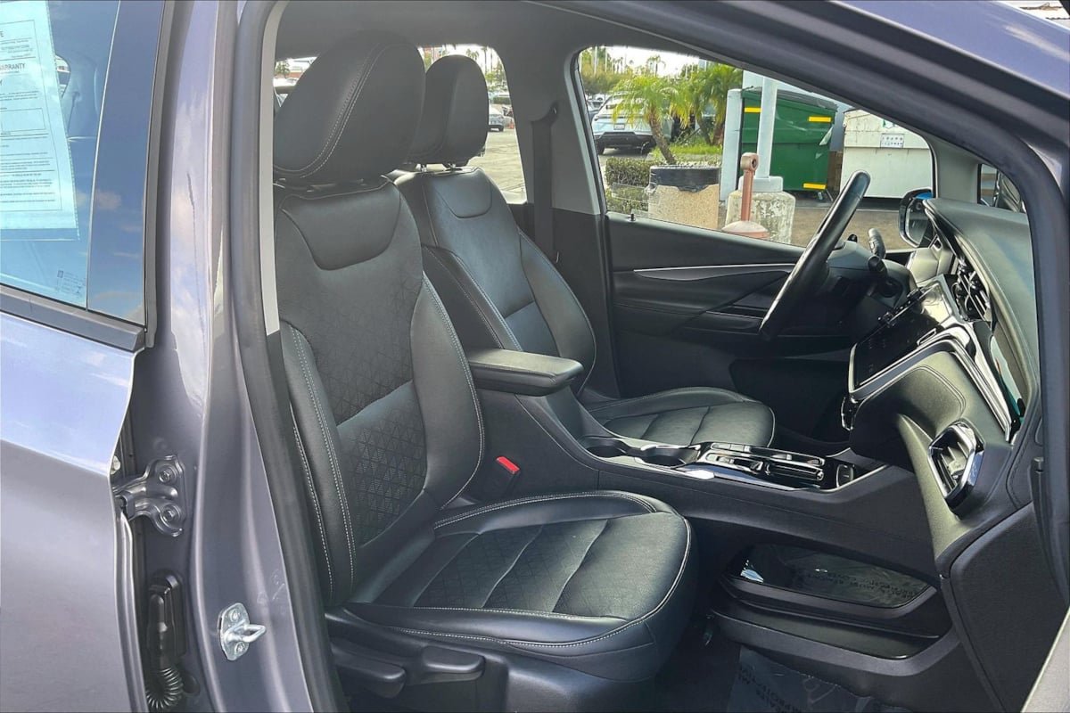 Used 2023 Chevrolet Bolt LT w/ Infotainment Package FWD image 7
