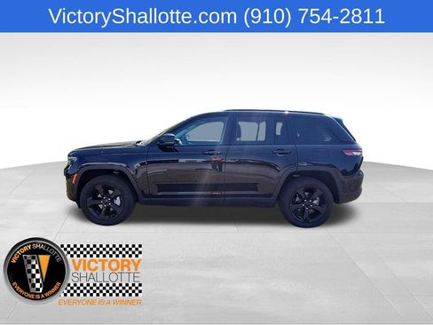Used 2023 Jeep Grand Cherokee Limited w/ Black Appearance Package AWD/4WD image 17