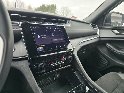 Used 2025 Jeep Grand Cherokee Altitude image 23