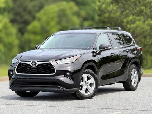 Used 2020 Toyota Highlander LE AWD/4WD image 8