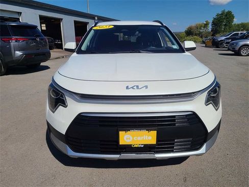 Used 2023 Kia Niro EX image 3