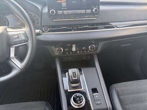 Used 2024 Mitsubishi Outlander SE image 11