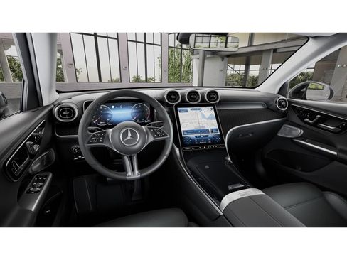 Used 2023 Mercedes-Benz GLC 300 4MATIC image 3