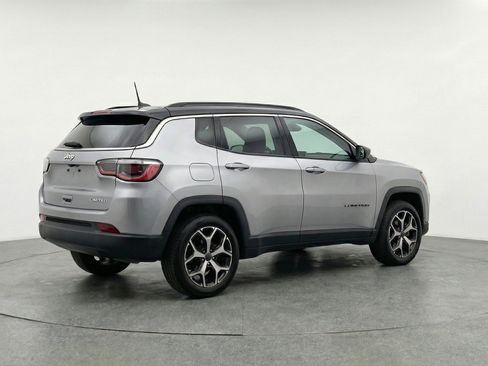 Used 2025 Jeep Compass Limited image 9