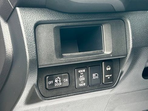 Used 2018 Toyota Tacoma TRD Off-Road w/ Technology Package AWD/4WD image 26