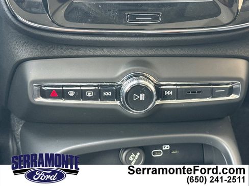 Used 2025 Volvo XC40 B5 Plus image 22