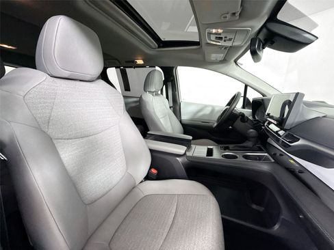 Used 2025 Toyota Sienna LE image 40