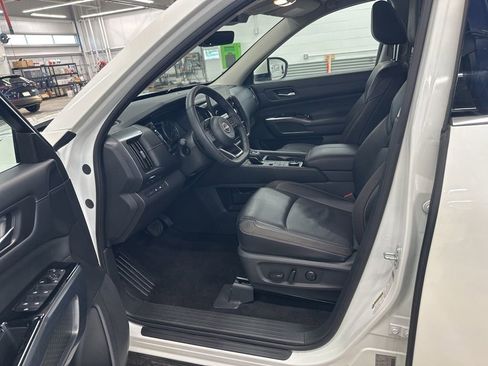 Used 2024 Nissan Pathfinder SL AWD/4WD image 18