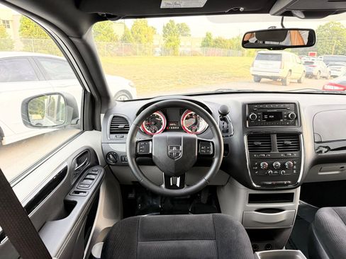 Used 2016 Dodge Grand Caravan SE FWD image 28