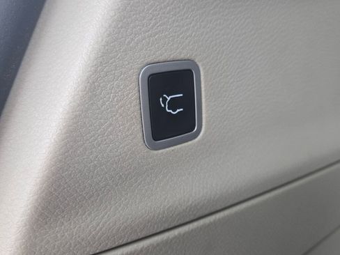 Used 2017 Chrysler Pacifica Touring-L w/ Tire & Wheel Group image 11