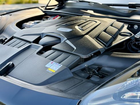 Used 2022 Porsche Cayenne Platinum Edition image 50