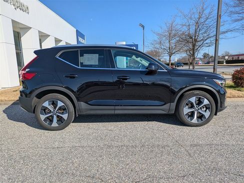 Certified 2025 Volvo XC40 B5 Plus image 3