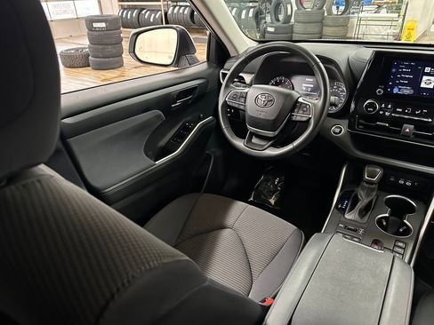 Used 2024 Toyota Highlander LE AWD/4WD image 14