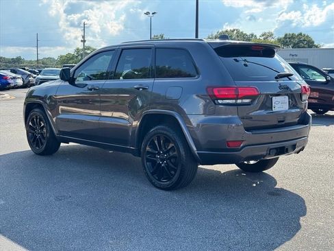 Used 2017 Jeep Grand Cherokee Altitude AWD/4WD image 5