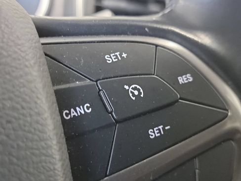 Used 2020 Jeep Cherokee Latitude Plus w/ Cold Weather Group AWD/4WD image 33