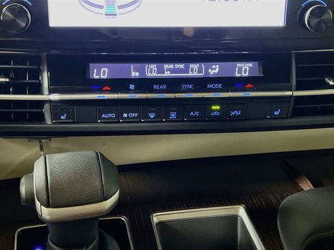 Used 2021 Toyota Sienna XLE FWD image 26