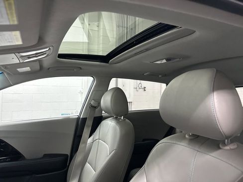 Used 2021 Kia Niro Touring image 33