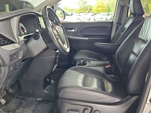 Used 2017 Toyota Sienna SE Premium FWD image 22