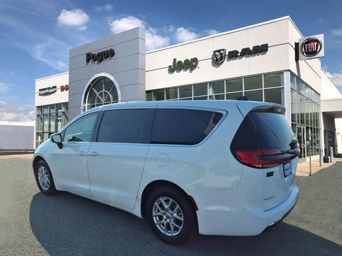 Used 2023 Chrysler Pacifica Touring-L image 3